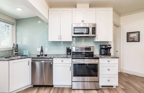 Lincoln City Maison | Beautifully renovated 4 bedroom beach front home! w/stairs to beach Pets-ok!