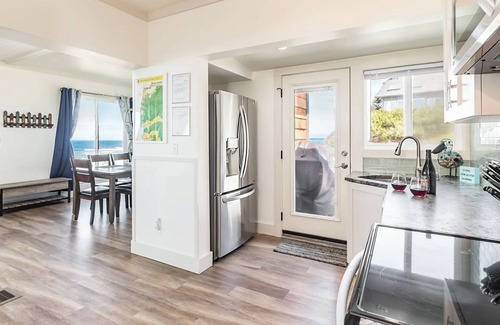 Lincoln City Maison | Beautifully renovated 4 bedroom beach front home! w/stairs to beach Pets-ok!