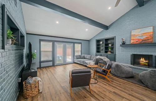 Texas City Maison | Amazing 4BR 2BA Winter Home with Pool & Game-Movie Room