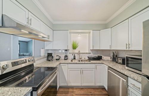 Texas City Maison | Amazing 4BR 2BA Winter Home with Pool & Game-Movie Room