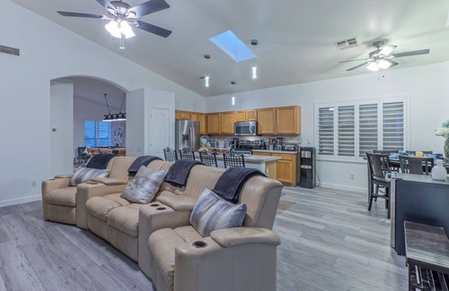 Arrowhead Ranch Maison | AMAZING: 50+ 7 Day Min, Pvt Htd POOL, Putt Green, Pool Table, Hikers/Bikers/Golfers Oasis