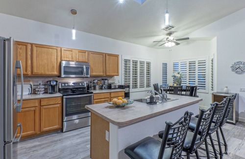Arrowhead Ranch Maison | AMAZING: 50+ 7 Day Min, Pvt Htd POOL, Putt Green, Pool Table, Hikers/Bikers/Golfers Oasis