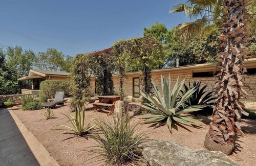 Tarrytown Maison | Amazing and centrally located summer oasis with a Mid-century modern feel