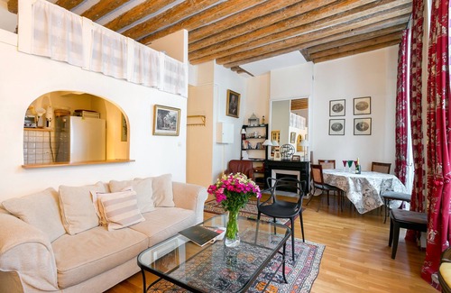 Quartier de la Place-Vendome Appartement | Magnifique appartement avec mezzanine et des tonnes de charme par Le Louvre et le Jardin des Tuileries!