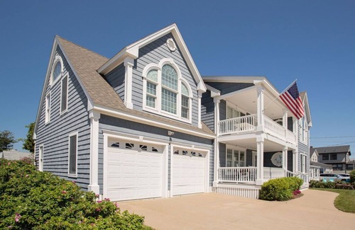 Wells Beach Maison | Amazing Beach House! 5 Bedroom across the Ocean!