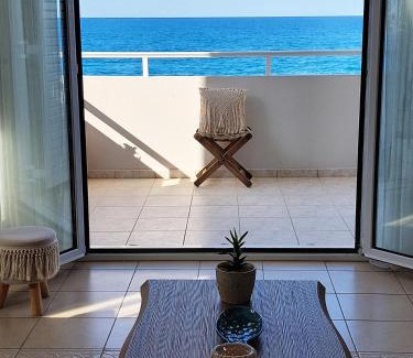 Hersonissos Centre Appartement | Amazing Beachfront Apartment in Hersonissos