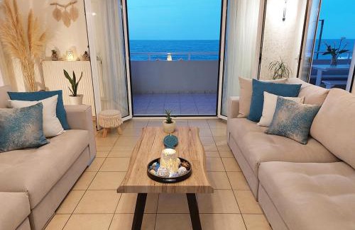 Hersonissos Centre Appartement | Amazing Beachfront Apartment in Hersonissos