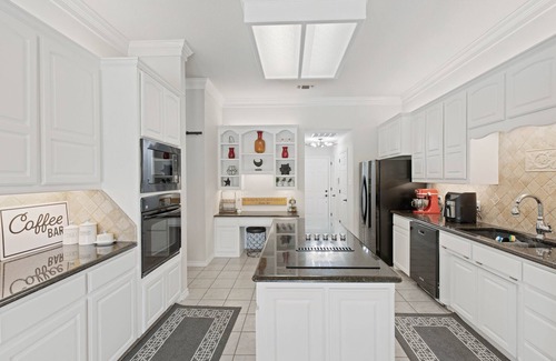 Granbury Maison | Amazing Brick Home, Pool, Covered Patio, Garden, Community Ramp (5mins 2 Square)