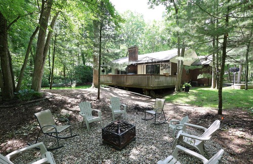 Grand Bend Cottage | Amazing Cottage in Southcott Grand Bend, 5-minute walk to a private sandy beach.
