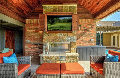 Oklahoma City Maison | Amazing family home with AC, heated year-round pool, hot tub, game room and more