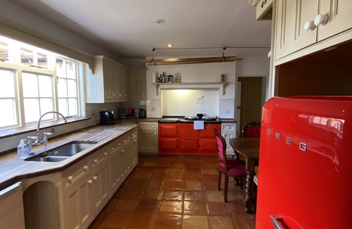 North Weald Autre | Amazing Farmhouse only 21 miles from London with pool, hot tub, games room!