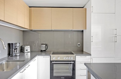 West Fens Appartement | Amazing Fenway Studio w/ W/D, Conc, & Gym, near T, by Blueground