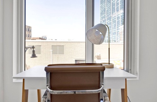West Fens Appartement | Amazing Fenway Studio w/ W/D, Conc, & Gym, near T, by Blueground