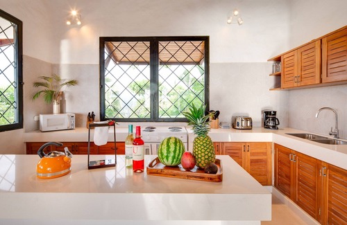 El Cerro Maison | NOUVELLE LISTE, Incroyable Hillside Home, récemment rénovée avec piscine privée à débordement