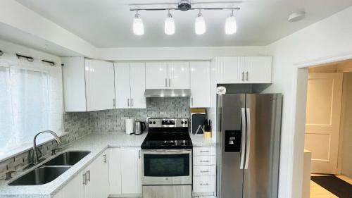 Toronto Appartement | Amazing Home Near Toronto Airport with 2 Parking