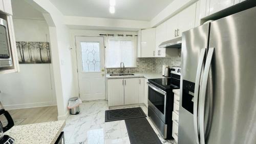 Toronto Appartement | Amazing Home Near Toronto Airport with 2 Parking