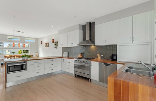 Vincentia Maison | Amazing location, close to Moona Moona Creek, beach, restaurants, cafes