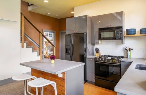Alberta Maison | Emplacement exceptionnel, décor moderne et familial dans le quartier des arts de l'Alberta!