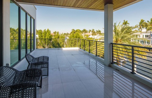 Nurmi Isles Maison | Amazing, modern, brand new villa on the water.