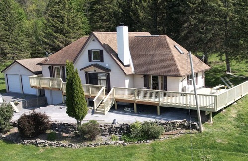 Durham Maison | Amazing Mountain View’s Close to Windham wrap around porch w/ Hot tub 4 BDR 2 BR