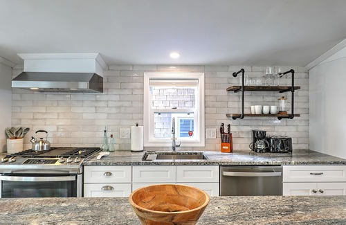 Riverside Maison | Amazing New England views - Private beachfront by Sabin Point!