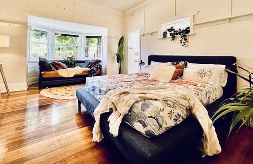Hawthorn East Villa | Amazing Period King beds Villa with Charming Rumpus in inner east city