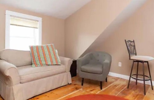Portsmouth Maison | Amazing remodeled house that sleeps 11! Walk to downtown Portsmouth and park 8+