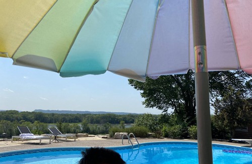 Hager City Maison | Amazing renovated acreage with heated pool + hottub (september 1
