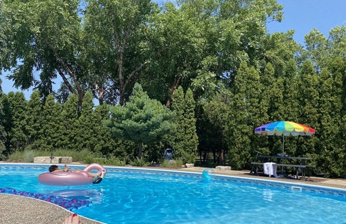 Hager City Maison | Amazing renovated acreage with heated pool + hottub (september 1