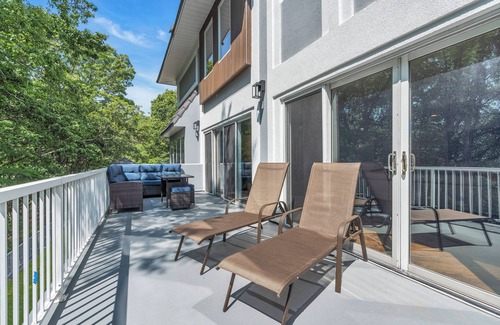 Neptune City Maison | Amazing resort 7-bedroom house with pool. beautiful outdoor patio balcony