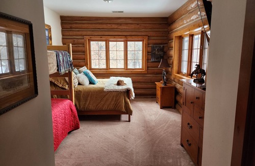 Holcomb Station Balnéaire | Amazing Retreat Property: Massive Luxury Lodge - Ensuite & Rustic Cabins for 80+