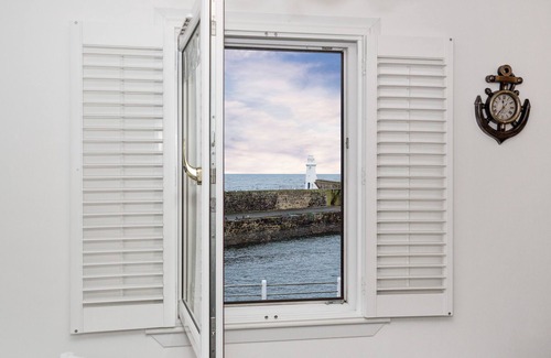 Macduff Maison | Des vues ininterrompues sur la mer sont garanties depuis ce superbe appartement.