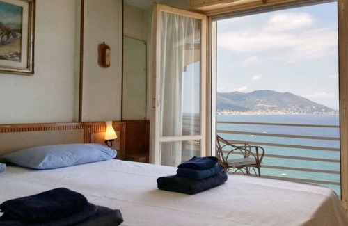 Laigueglia Appartement | Vue imprenable, 7 lits à 100 mètres de la plage