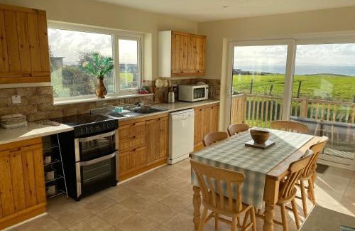 Rhoscolyn Maison | Amazing Sea Views, Short Walk to the Beach