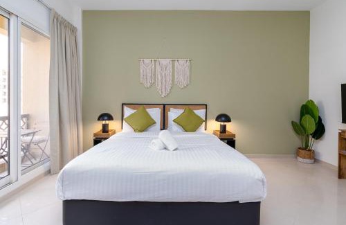 Bab Al Bahr Appartement | Amazing Studio with Balcony & Beach access-RAK