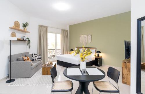 Bab Al Bahr Appartement | Amazing Studio with Balcony & Beach access-RAK