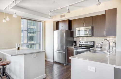 Theatre District Appartement | Amazing Theatre District 2BR w/ W/D & Gym, nr Theaters, by Blueground