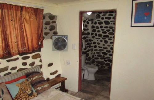 Thorny Bush Game Reserve Maison | Incroyable appartement écologique "arbre dans le salon" avec des léopards qui passent la nuit.