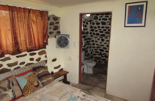 Thorny Bush Game Reserve Maison | Amazing "tree in lounge" Eco apartment with leopards passing by at night