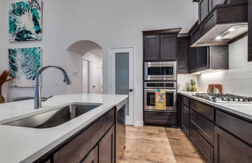 Denton County Maison | Amazing upgraded masterpiece with a nice gym upstairs, full kitchen, and games!