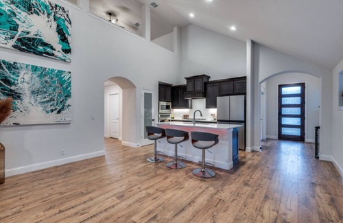 Denton County Maison | Amazing upgraded masterpiece with a nice gym upstairs, full kitchen, and games!