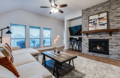 Denton County Maison | Amazing upgraded masterpiece with a nice gym upstairs, full kitchen, and games!