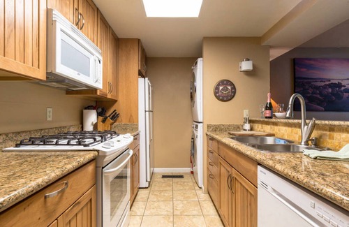 Lake Forest Copropriété | Incroyable Condo haut de gamme avec piscine, jacuzzi, tennis, 65 "HD TV, WiFi, à pied de la ville ...