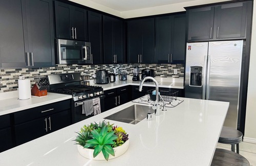 Las Vegas Maison | Amazing Vacation Home w/ 4 Bedrooms & 3 Bathrooms with View of Las Vegas Valley
