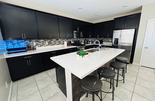 Las Vegas Maison | Amazing Vacation Home w/ 4 Bedrooms & 3 Bathrooms with View of Las Vegas Valley