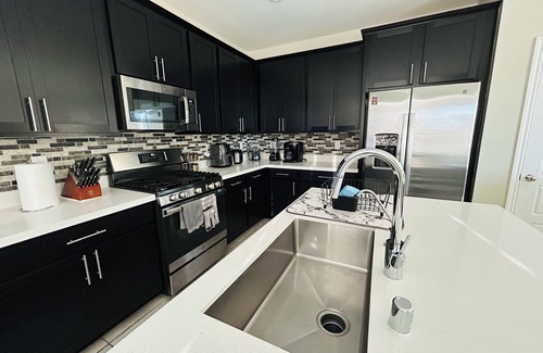 Las Vegas Maison | Amazing Vacation Home w/ 4 Bedrooms & 3 Bathrooms with View of Las Vegas Valley