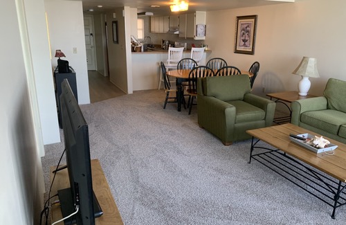 Daytona Beach Shores Copropriété | Oceanfront 2/2 Condo-Propriétaire Direct-Car Free Beach- w / crib- 99 $ spécial 4 / 29-5 / 7
