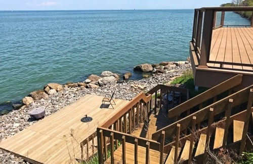 Wilson Maison | Vue imprenable sur la maison spacieuse du lac. Plan d'étage ouvert et terrasse pour des fêtes parfaites