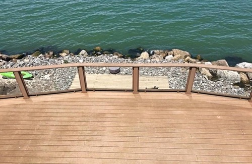 Wilson Maison | Vue imprenable sur la maison spacieuse du lac. Plan d'étage ouvert et terrasse pour des fêtes parfaites