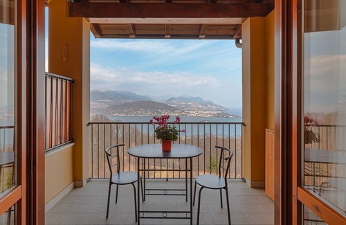 Levo Maison | Amazing view over the Lake, charming house surrounded by nature